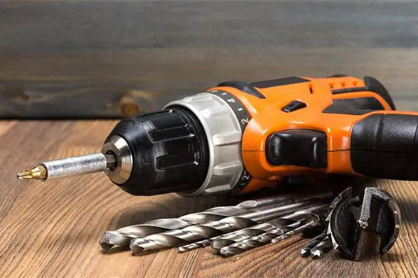 手持電(diàn)動工(gōng)器(qì)具的(de)分(fēn)類及注意事(shì)項